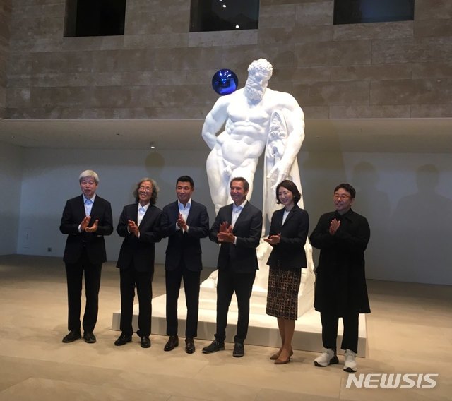 【인천 영종도=뉴시스】 박현주 미술전문기자 = 17일 오전 인천 영종도 파라다이스 시티호텔내에 아시아 모던&컨템포러리 예술전시공간인 ‘파라다이스 아트 스페이스(PARADISE ART SPACE)’가 개관했다. 개막에 앞서 현대미술의 대가 제프 쿤스(Jeff Koons)의 게이징 볼-파르네스 헤라클레스(Gazing Ball-Farnese Hercules) 작품앞에서 이배 작가, 김호득 작가,파라다이스 그룹 전필립회장, 제프쿤스, 최윤영 파라다이스문화재단 이사장, 정구호 디자이너가 포즈를 취했다.