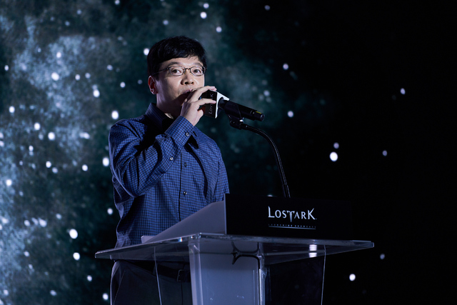 【서울=뉴시스】17일 열린 스마일게이트 RPG의 MMORPG(다중접속역할수행게임) '로스트아크' 론칭 쇼케이스에서 환영사하는 권혁빈 스마일게이트 그룹 의장. 2018.09.17 (사진제공=스마일게이트)