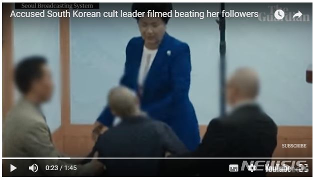 [서울=뉴시스]&nbsp; 영국 가디언이 지난 2018년 9월17일(현지시간) 은혜로교회 신옥주 목사가 교인을 한국의 교회에서 폭행하는 영상을 게시했다. 가디언은 "이들은 한국에서부터 일명 '타작마당'이라고 불린 폭력적인 의식을 치뤘다"고 보도했다. 2018.9.17
