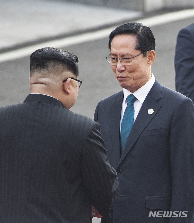 【판문점=뉴시스】 송영무 국방부 장관이 지난 4월27일 판문점에서 열린 남북정상회담차 방남한 김정은 북한 국무위원회 위원장과 인사하고 있다.