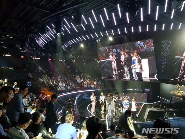 【서울=뉴시스】오동현 기자 = 라이엇게임즈 코리아가 17일 서울 종로구 그랑서울 3층에서 개최한 'LoL 파크' 오픈 하우스에 참석한 e스포츠 선수와 감독들. 2018.09.17 odong85@newsis.com