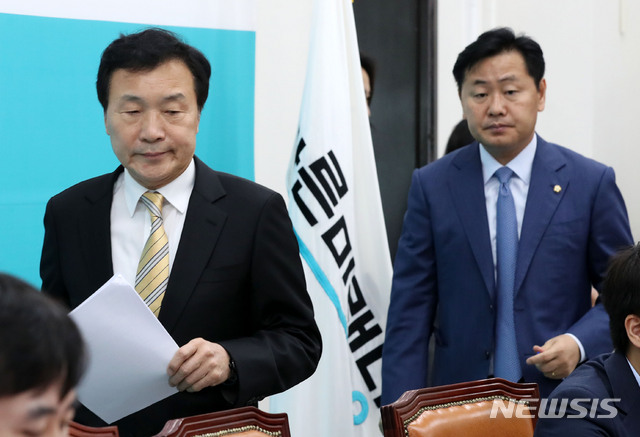 【서울=뉴시스】홍효식 기자 = 바른미래당 손학규(왼쪽) 대표, 김관영 원내대표가 17일 오전 서울 여의도 국회에서 열린 최고위원회의에 참석하고 있다. 2018.09.17. yesphoto@newsis.com