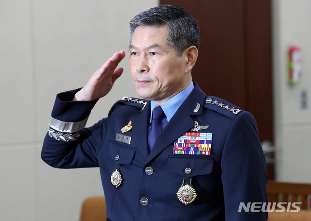 【서울=뉴시스】박영태 기자 = 17일 오전 서울 영등포구 여의도 국회에서 진행된 국무위원 후보자(국방부장관 정경두) 인사청문회에서 정경두 후보자가 인사말을 하기 전 경례를 하고 있다. 2018.09.17.since1999@newsis.com