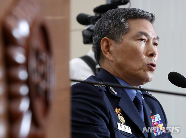 【서울=뉴시스】박영태 기자 = 17일 오전 서울 영등포구 여의도 국회에서 진행된 국무위원 후보자(국방부장관 정경두) 인사청문회에서 정경두 후보자가 의원 질의에 답변하고 있다. 2018.09.17. since1999@newsis.com