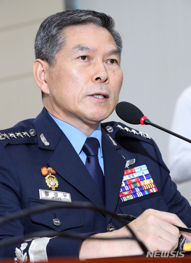 【서울=뉴시스】박영태 기자 = 17일 오전 서울 영등포구 여의도 국회에서 진행된 국무위원 후보자(국방부장관 정경두) 인사청문회에서 정경두 후보자가 의원 질의에 답변하고 있다. 2018.09.17. since1999@newsis.com