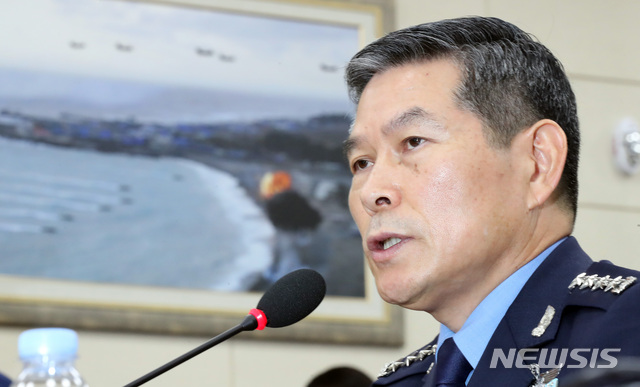 【서울=뉴시스】박영태 기자 = 17일 오전 서울 영등포구 여의도 국회에서 진행된 국무위원 후보자(국방부장관 정경두) 인사청문회에서 정경두 후보자가 의원 질의에 답변하고 있다. 2018.09.17.since1999@newsis.com