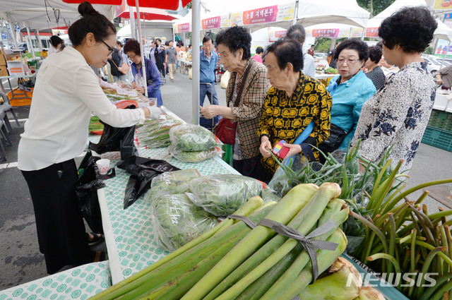 [대구=뉴시스] '추석맞이 우수 농특산물 직거래 장터' 모습이다. (사진=뉴시스 DB). photo@newsis.com 