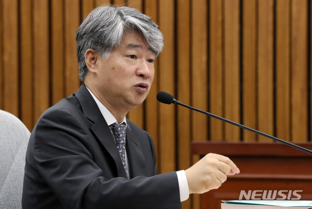 【서울=뉴시스】박영태 기자 = 17일 오전 서울 영등포구 여의도 국회에서 진행된 헌법재판소 재판관(이종석) 선출안 심사를 위한 인사청문회에서 이종석 후보자가 의원 질의에 답변하고 있다. 2018.09.17.since1999@newsis.com