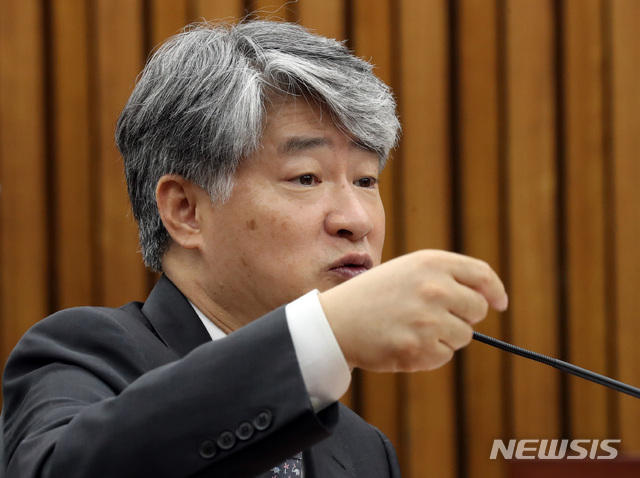 【서울=뉴시스】박영태 기자 = 지난달 17일 오전 서울 영등포구 여의도 국회에서 진행된 헌법재판소 재판관(이종석) 선출안 심사를 위한 인사청문회에서 이종석 후보자가 의원 질의에 답변하고 있다. 2018.09.17.since1999@newsis.com