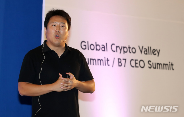 【서울=뉴시스】이영환 기자 = 17일 오전 서울 강남구 코엑스 D홀에서 열린 블록체인 서울(Blockchain Seoul) 2018에 참석한 신현성 (Hyunseung Shin) Terra 대표가 개회연설을 하고 있다.블록체인 서울 2018은 머니투데이그룹이 주최, 지디넷코리아가 주관한 행사로 전 세계 7대 블록체인 도시 책임자들이 모이는 B7 서밋 & B7 CEO 서밋 컨퍼런스와 블록체인 기술 보유기업이 참가한 체험 전시회로 구성되며 오는 19일까지 개최된다. 2018.09.17. 20hwan@newsis.com