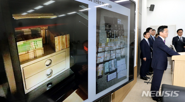 【청주=뉴시스】천영준 기자 = 충북도는 14일 지방세 고액·상습 체납자 297명의 명단을 도와 행정안전부 홈페이지를 통해 공개했다고 밝혔다. 사진은 지난 9월 국세청이 탈세 혐의가 있는 개인·법인에 대한 세무조사 착수와 관련한 기자회견 모습. 2018.11.14. (사진=뉴시스 DB) photo@newsis.com