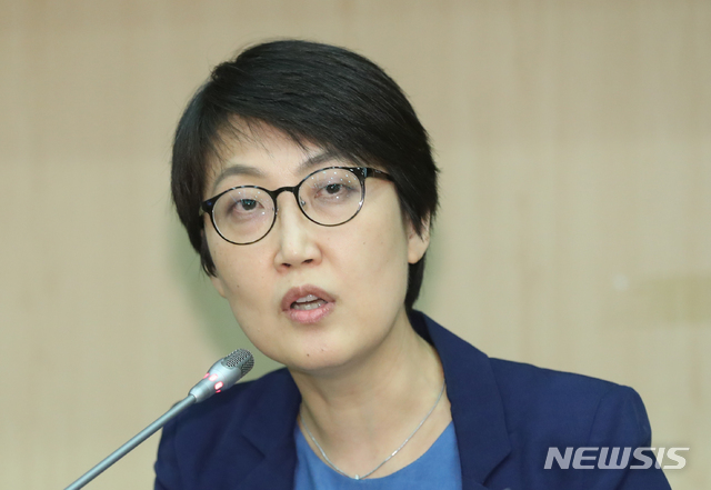 【서울=뉴시스】조수정 기자 = 아시아 공연 예술 축제 '2018 베세토페스티벌' 기자간담회가 열린 17일 오전 서울 종로구 세종문화회관 예인홀에서 김옥란 한국베세토위원회 위원이 해외초청작 설명을 하고 있다. 한국 중국 일본 3국의 연극인들이 뜻을 모아 1994년 창설, 올해로 25회를 맞는 베세토 페스티벌은 10월 13일부터 10월 28일까지 광주 국립아시아문화전당과 광주 충장로 일대에서 열린다. 2018.09.17. chocrystal@newsis.com