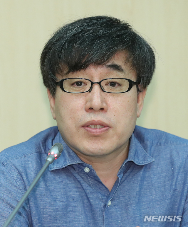 【서울=뉴시스】조수정 기자 = 아시아 공연 예술 축제 '2018 베세토페스티벌' 기자간담회가 열린 17일 오전 서울 종로구 세종문화회관 예인홀에서 조만수 한국베세토위원회 위원이 공연 소개 하고 있다. 한국 중국 일본 3국의 연극인들이 뜻을 모아 1994년 창설, 올해로 25회를 맞는 베세토 페스티벌은 10월 13일부터 10월 28일까지 광주 국립아시아문화전당과 광주 충장로 일대에서 열린다. 2018.09.17. chocrystal@newsis.com