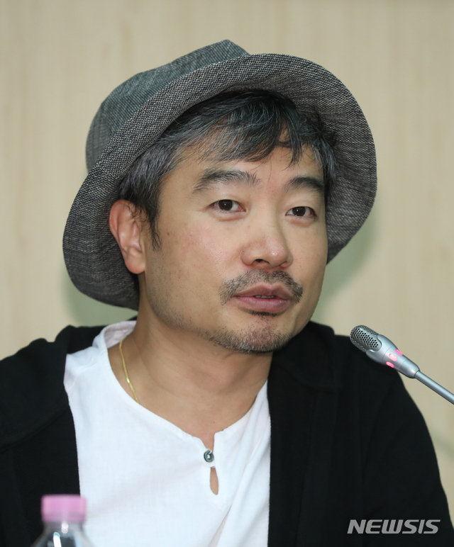 【서울=뉴시스】조수정 기자 = 아시아 공연 예술 축제 '2018 베세토페스티벌' 기자간담회가 열린 17일 오전 서울 종로구 세종문화회관 예인홀에서 양정웅 한국베세토위원장이 인사말 하고 있다. 한국 중국 일본 3국의 연극인들이 뜻을 모아 1994년 창설, 올해로 25회를 맞는 베세토 페스티벌은 10월 13일부터 10월 28일까지 광주 국립아시아문화전당과 광주 충장로 일대에서 열린다. 2018.09.17. chocrystal@newsis.com