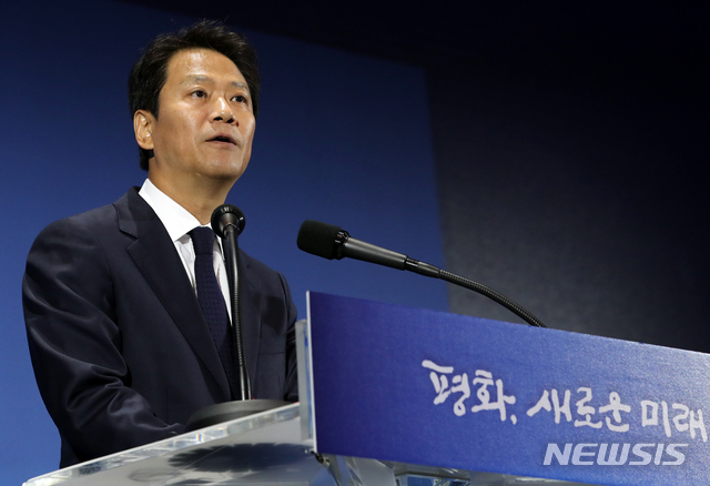 【남북정상회담 프레스센터(서울)=뉴시스】최진석 기자 = 남북정상회담을 하루 앞둔 17일 오전 서울 중구 동대문디자인플라자(DDP)에 차려진 남북정상회담 평양 서울 프레스센터에서 임종석 평양 남북정상회담 준비위원장이 브리핑을 하고 있다. 2018.09.17.myjs@newsis.com