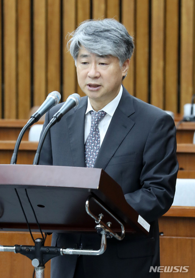 【서울=뉴시스】홍효식 기자 = 이종석 헌법재판관 후보자가 17일 오전 서울 여의도 국회에서 열린 인사청문회에서 인사말을 하고 있다. 2018.09.17. yesphoto@newsis.com
