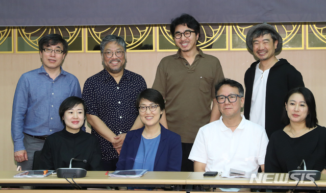 【서울=뉴시스】조수정 기자 = 아시아 공연 예술 축제 '2018 베세토페스티벌' 기자간담회가 열린 17일 오전 서울 종로구 세종문화회관 예인홀에서 참석자들이 포즈를 취하고 있다. 앞줄 왼쪽부터 한국베세토위원회 장혜원, 김옥란, 조형준 위원, 김희정 아시아문화원 콘텐츠본부장, 뒷줄 왼쪽부터 한국베세토위원회 조만수 위원, 윤한솔 그린피그 연출, 유영봉 서울괴담 연출, 양정웅 한국베세토위원장. 한국 중국 일본 3국의 연극인들이 뜻을 모아 1994년 창설, 올해로 25회를 맞는 베세토 페스티벌은 10월 13일부터 10월 28일까지 광주 국립아시아문화전당과 광주 충장로 일대에서 열린다. 2018.09.17. chocrystal@newsis.com