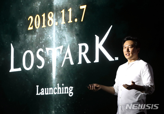 【서울=뉴시스】전진환 기자 = 온라인게임 개발업체 스마일게이트 RPG의 PC온라인 MMORPG ‘로스트아크’ 미디어 런칭 쇼케이스 행사가 열린 17일 오전 서울 용산구 그랜드하얏트서울에서 지원길 대표이사가 게임 프리젠테이션을 하고 있다. 약 8년동안 심혈을 기울여 제작된 '로스트아크'는 잃어버린 유물 '아크'를 찾기 위해 떠나는 영웅들의 이야기를 다룬 온라인 대규모 다중 접속 역할 수행 게임이다. 17일 오후 00시부터 11월 5일까지 사전예약을 진행한다. 2018.09.17.&nbsp;&nbsp; amin2@newsis.com