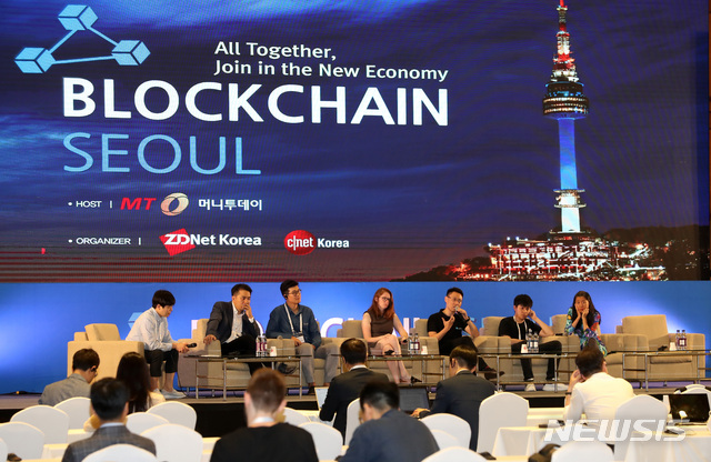 【서울=뉴시스】이영환 기자 = 17일 오전 서울 강남구 코엑스 D홀에서 열린 블록체인 서울(Blockchain Seoul) 2018에 참석한 한승환(왼쪽부터) Peer.com 창립자, 최예준(Yezune Choi) BOScoin 대표, 박승호 FLETA 대표, 캐쓰린 브라이트만(Kathleen Breitman) Tezos 대표, 준 리(Jun Li) Ontology 창립자, 지미 정(Jummy Zhong) IOST 공동창립자, 돈 송(Dawn Song) Oasis Labs 대표가 패널 토론을 하고 있다. 블록체인 서울 2018은 머니투데이그룹이 주최, 지디넷코리아가 주관한 행사로 전 세계 7대 블록체인 도시 책임자들이 모이는 B7 서밋 & B7 CEO 서밋 컨퍼런스와 블록체인 기술 보유기업이 참가한 체험 전시회로 구성되며 오는 19일까지 개최된다. 2018.09.17. 20hwan@newsis.com