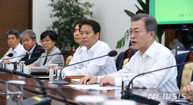 【서울=뉴시스】전신 기자 = 문재인 대통령이 17일 청와대 여민관에서 열린 수석보좌관회의에서 모두발언하고 있다. 2018.09.17. photo1006@newsis.com