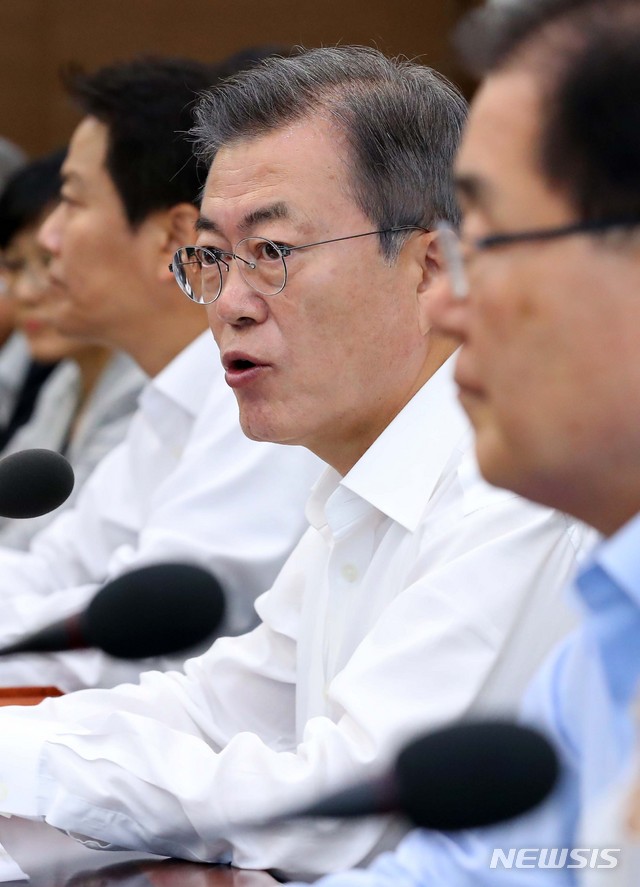 【서울=뉴시스】전신 기자 = 문재인 대통령이 17일 청와대 여민관에서 열린 수석보좌관회의에서 모두발언하고 있다. 2018.09.17. photo1006@newsis.com