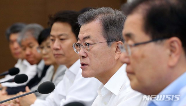 【서울=뉴시스】전신 기자 = 문재인 대통령이 17일 청와대 여민관에서 열린 수석보좌관회의에서 모두발언하고 있다. 2018.09.17. photo1006@newsis.com