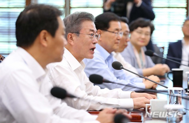 【서울=뉴시스】전신 기자 = 문재인 대통령이 17일 청와대 여민관에서 열린 수석보좌관회의에서 모두발언하고 있다. 2018.09.17. photo1006@newsis.com