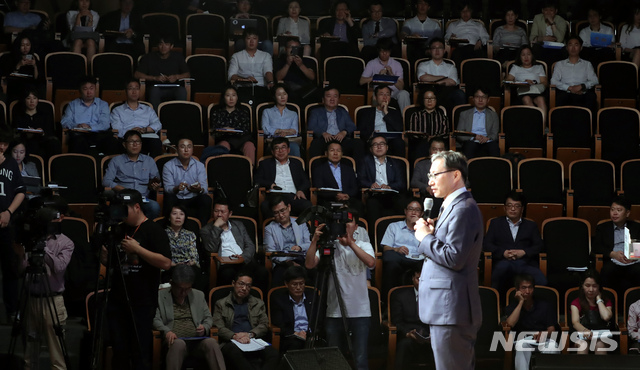 【서울=뉴시스】고승민 기자 = 17일 오후 서울 광화문 KT스퀘어에서 보건복지부와 국민연금공단 주최로 열린 '국민연금 개선, 국민의 의견을 듣습니다'를 주제로 열린 대토론회에서 김성주 국민연금공단 이사장이 인사말을 하고 있다. 2018.09.17. kkssmm99@newsis.com