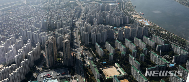 【서울=뉴시스】박주성 기자 = 종합부동산세 최고세율 인상 등을 주요 내용으로 하는 9.13 부동산 종합대책의 여파로 서울 지역 아파트 거래량이 더 줄어들고, 시장 변동성은 커질 것이라는 관측이 나오고 있다. 사진은 17일 오후 서울 송파구 제2롯데월드 서울스카이에서 바라본 서울 아파트 단지의 모습. 2018.09.17. park7691@newsis.com