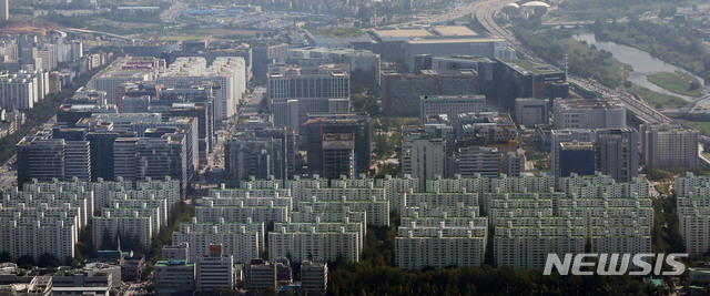 【서울=뉴시스】박주성 기자 = 사진은 지난 17일 오후 서울 송파구 제2롯데월드 서울스카이에서 바라본 서울 아파트 단지의 모습. 2018.09.17. park7691@newsis.com