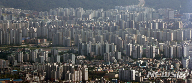 【서울=뉴시스】박주성 기자 = 종합부동산세 최고세율 인상 등을 주요 내용으로 하는 9.13 부동산 종합대책의 여파로 서울 지역 아파트 거래량이 더 줄어들고, 시장 변동성은 커질 것이라는 관측이 나오고 있다.  사진은 17일 오후 서울 송파구 제2롯데월드 서울스카이에서 바라본 서울 아파트 단지의 모습. 2018.09.17. park7691@newsis.com