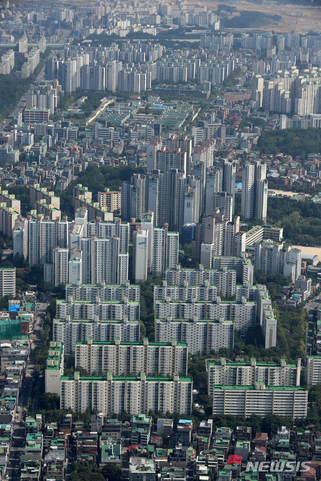 【서울=뉴시스】박주성 기자 = 종합부동산세 최고세율 인상 등을 주요 내용으로 하는 9.13 부동산 종합대책의 여파로 서울 지역 아파트 거래량이 더 줄어들고, 시장 변동성은 커질 것이라는 관측이 나오고 있다.&nbsp; 사진은 17일 오후 서울 송파구 제2롯데월드 서울스카이에서 바라본 서울 아파트 단지의 모습. 2018.09.17.&nbsp; park7691@newsis.com