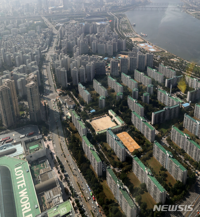 【서울=뉴시스】박주성 기자 = 종합부동산세 최고세율 인상 등을 주요 내용으로 하는 9.13 부동산 종합대책의 여파로 서울 지역 아파트 거래량이 더 줄어들고, 시장 변동성은 커질 것이라는 관측이 나오고 있다.&nbsp; 사진은 17일 오후 서울 송파구 제2롯데월드 서울스카이에서 바라본 서울 아파트 단지의 모습. 2018.09.17.&nbsp; park7691@newsis.com