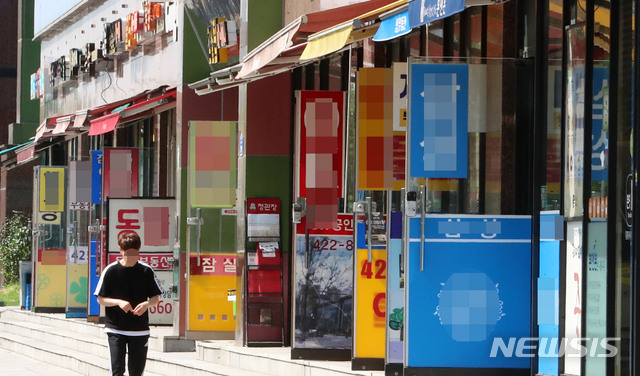 【서울=뉴시스】박주성 기자 = 종합부동산세 최고세율 인상 등을 주요 내용으로 하는 9.13 부동산 종합대책의 여파로 서울 지역 아파트 거래량이 더 줄어들고, 시장 변동성은 커질 것이라는 관측이 나오고 있는가운데 17일 오후 서울 송파구 부동산 공인중계사무소가 한산한 모습을 보이고 있다. 2018.09.17.&nbsp; park7691@newsis.com