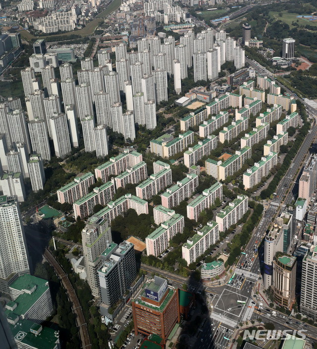 【서울=뉴시스】박주성 기자 = 종합부동산세 최고세율 인상 등을 주요 내용으로 하는 9.13 부동산 종합대책의 여파로 서울 지역 아파트 거래량이 더 줄어들고, 시장 변동성은 커질 것이라는 관측이 나오고 있다.&nbsp; 사진은 17일 오후 서울 송파구 제2롯데월드 서울스카이에서 바라본 서울 아파트 단지의 모습. 2018.09.17.&nbsp; park7691@newsis.com