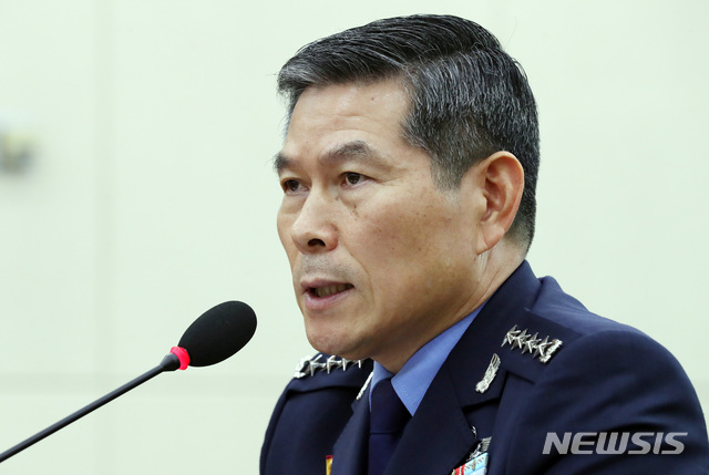 【서울=뉴시스】박영태 기자 = 17일 서울 영등포구 여의도 국회에서 진행된 국무위원 후보자(국방부장관 정경두) 인사청문회에서 정경두 후보자가 의원 질의에 답변하고 있다. 2018.09.17. since1999@newsis.com