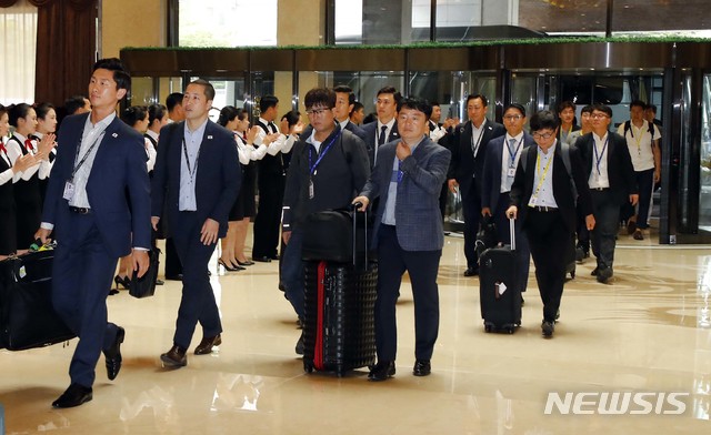 【평양=뉴시스】평양사진공동취재단 박진희 기자 = 평양 남북정상회담 선발대가 16일 오후 선발대 숙소인 평양 고려호텔에 도착, 직원들의 환영을 받으며 입장하고 있다. 2018.09.17. photo@newsis.com