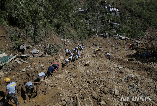 【이토곤(필리핀)=AP/뉴시스】슈퍼 태풍 망쿳이 일으킨 대형 산사태로 40∼50명의 광부들이 매몰된 것으로 우려되는 필리핀 북부 이토곤의 산사태 현장에서 17일 구조대가 생존자 수색 작업을 펼치고 있다. 빅토리오 팔랑단 이토곤 시장은 매몰자가 전원 사망했을 가능성이 99%라고 이날 기자회견에서 말했다. 2018.9.17