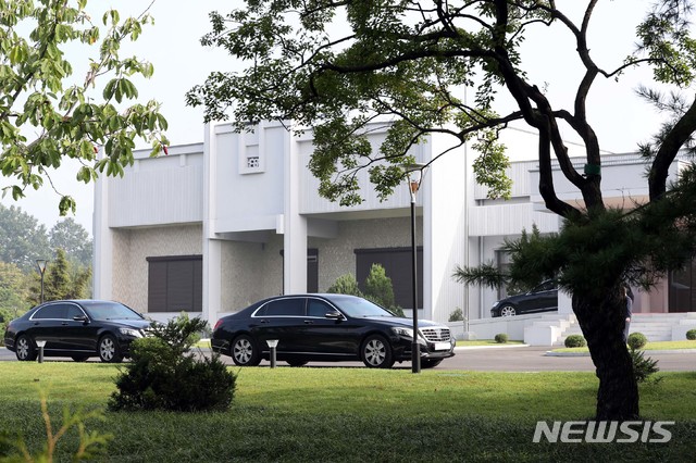 【평양=뉴시스】평양사진공동취재단 박진희 기자 = 17일 오전 평양 백화원초대소 영빈관앞에 남측에서 가져온 대통령 전용 방탄차량이 놓여 있다. 2018.09.17. photo@newsis.com