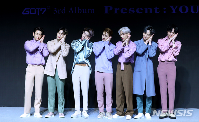 【서울=뉴시스】조수정 기자 = 그룹 갓세븐(GOT7)이 17일 오후 서울 반포동 JW메리어트호텔서울에서 열린 정규 3집 앨범 '프레젠트 유(Present:YOU)' 발매 기념 기자간담회에서 포즈를 취하고 있다. 왼쪽부터 진영, 영재, 마크, 잭슨, 뱀뱀, JB, 유겸. 2018.09.17. chocrystal@newsis.com