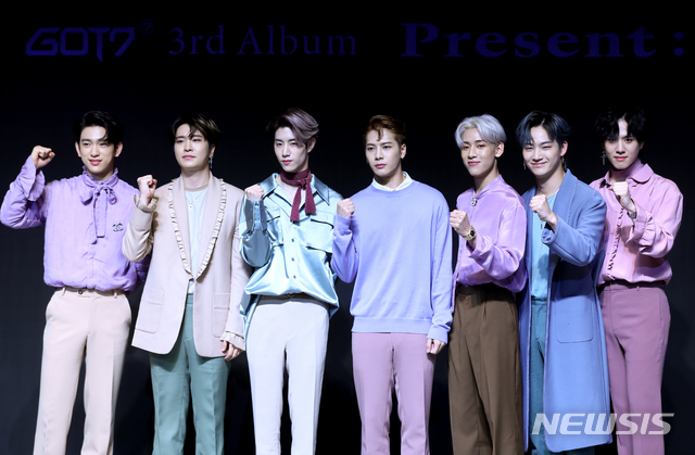 【서울=뉴시스】조수정 기자 = 그룹 갓세븐(GOT7)이 17일 오후 서울 반포동 JW메리어트호텔서울에서 열린 정규 3집 앨범 '프레젠트 유(Present:YOU)' 발매 기념 기자간담회에서 포즈를 취하고 있다. 왼쪽부터 진영, 영재, 마크, 잭슨, 뱀뱀, JB, 유겸. 2018.09.17. chocrystal@newsis.com