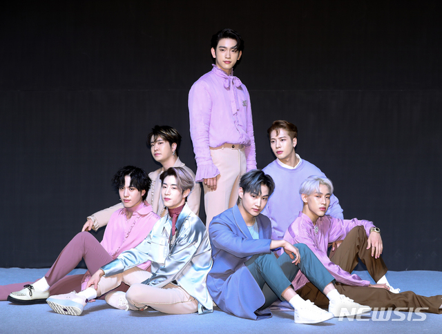 【서울=뉴시스】조수정 기자 = 그룹 갓세븐(GOT7)이 17일 오후 서울 반포동 JW메리어트호텔서울에서 열린 정규 3집 앨범 '프레젠트 유(Present:YOU)' 발매 기념 기자간담회에서 포즈를 취하고 있다. 위부터 시계방향으로 진영, 잭슨, 뱀뱀, JB, 마크, 유겸, 영재. 2018.09.17. chocrystal@newsis.com