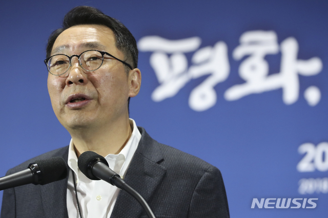 【남북정상회담 프레스센터(서울)=뉴시스】최진석 기자 = 남북정상회담을 하루 앞둔 17일 오후 서울 중구 동대문디자인플라자(DDP)에 차려진 남북정상회담 평양 서울 프레스센터에서 윤영찬 청와대 국민소통 수석이 브리핑을 하고 있다. 2018.09.17. myjs@newsis.com