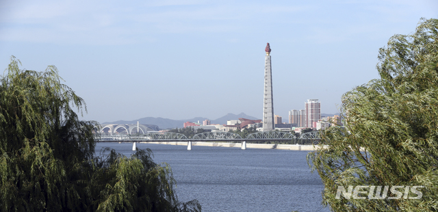 【평양=뉴시스】평양사진공동취재단 박진희 기자 = 평양 남북정상회담을 하루 앞둔 17일 오후 양각도호텔에서 바라본 평양 시내모습. 대동교 뒤편으로 주체사상탑이 뒤로 보인다. 2018.09.17. photo@newsis.com