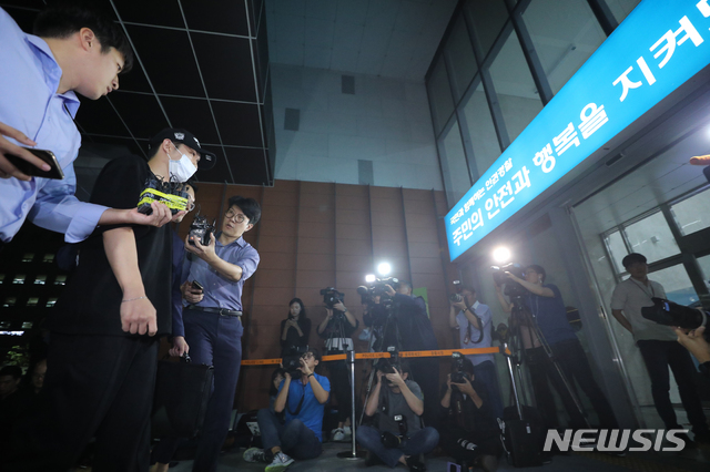 【서울=뉴시스】조수정 기자 = 그룹 '카라' 출신 구하라에게 폭행 피해를 당했다고 신고한 전 남자친구 헤어디자이너 A씨가 대면조사를 받기 위해 17일 밤 서울 강남경찰서로 들어서며 취재진의 질문에 답하고 있다. 2018.09.17. chocrystal@newsis.com