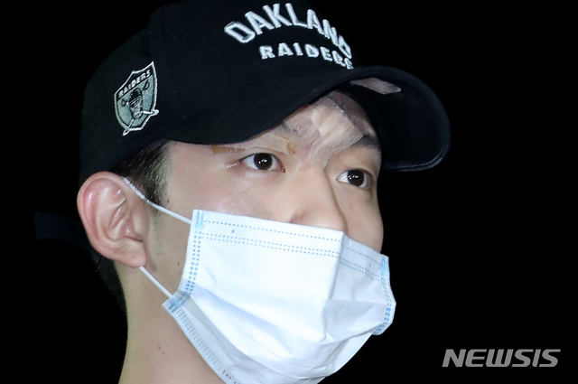 【서울=뉴시스】조수정 기자 = 그룹 '카라' 출신 구하라에게 폭행 피해를 당했다고 신고한 전 남자친구 헤어디자이너 A씨가 대면조사를 받기 위해 17일 밤 서울 강남경찰서로 들어서고 있다.&nbsp; 2018.09.17. chocrystal@newsis.com