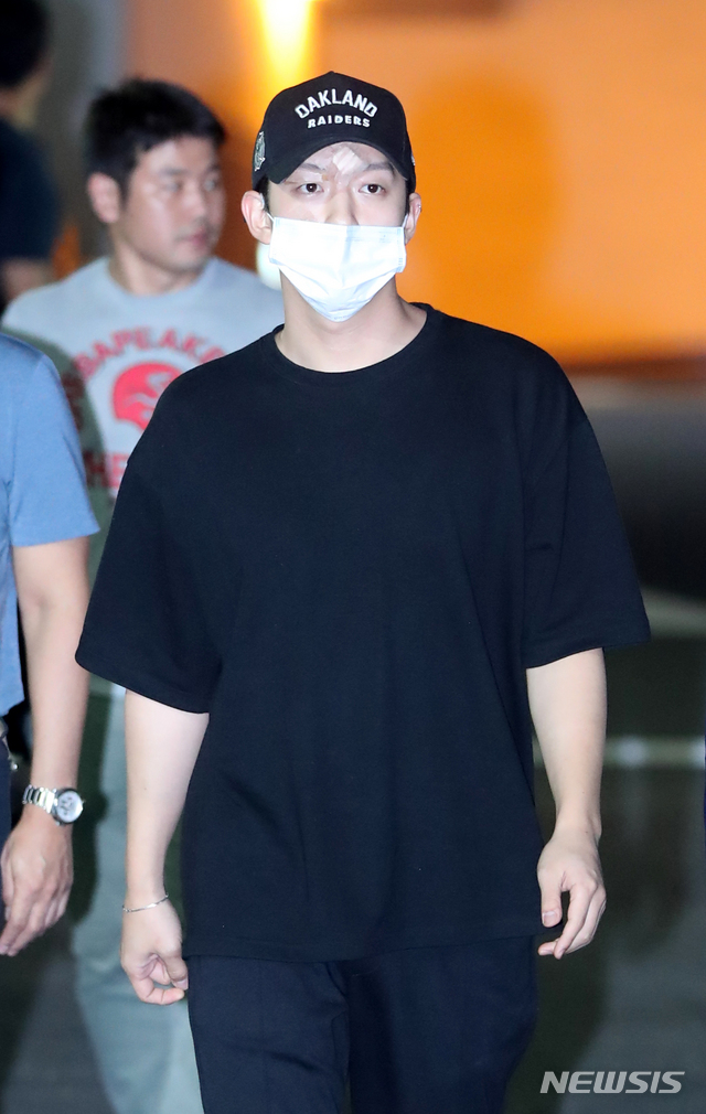 【서울=뉴시스】조수정 기자 = 그룹 '카라' 출신 구하라에게 폭행 피해를 당했다고 신고한 전 남자친구 헤어디자이너 A씨가 대면조사를 받기 위해 17일 밤 서울 강남경찰서로 들어서고 있다.&nbsp; 2018.09.17. chocrystal@newsis.com