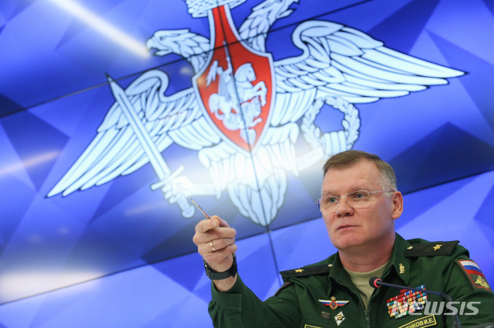 [모스크바=AP/뉴시스] 지난 2018년 9월17일 이고리 코나셴코프 러시아 국방부 대변인(소장)이 기자회견에서 발언하고 있다. 2022.03.07