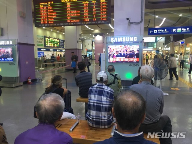 【대구=뉴시스】배소영 기자 = '2018남북정상회담평양'의 첫날인 18일 오전 대구 동구 동대구역 대합실에서 시민들이 텔레비전에서 생중계되는 문재인 대통령과 김정은 북한 국무위원장의 만남을 지켜보고 있다. 2018.09.18. soso@newsis.com