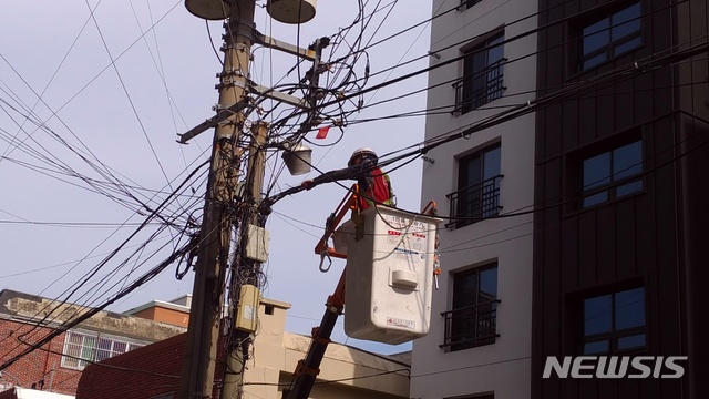 [울산=뉴시스]안정섭 기자=공중케이블 정비사업 현장. 2018.09.18. (사진=울산 남구 제공) photo@newsis.com